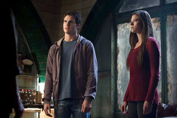 The Tomorrow People -- "Kill or Be Killed" -- Pictured (L-R): Robbie Amell as Stephen and Peyton List as Cara -- Photo: Cate Cameron/The CW -- ©2013 The CW Network, LLC. All rights reserved.