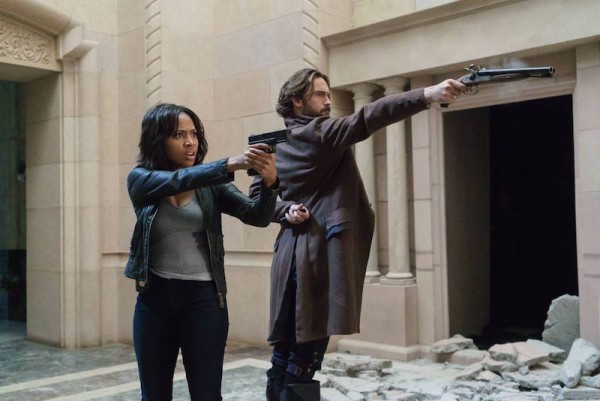 SLEEPY HOLLOW: L-R: Nicole Beharie and Tom Mison in the “Dead Men Tell No Tales" episode of SLEEPY HOLLOW airing Thursday, Oct. 29 (9:00-10PM ET/PT) on FOX. ©2015 Fox Broadcasting Co. Cr: Tina Rowden/FOX.